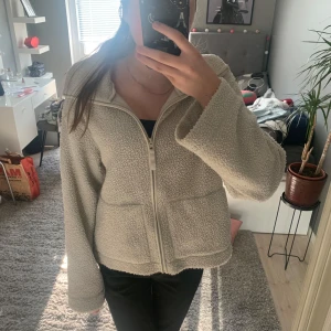 Beige teddyjacka med dragkedja - Säljer den virala teddi jackan från H&M!💕🤩🐆Den har en liten orange fläck på framsidan av jackan men som knappt syns💕Priset går att diskutera! I stolek M. TAR BORT varan om 2 veckor så passa på att köpa!