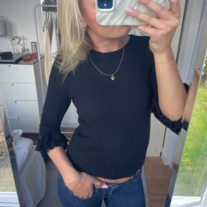 Trekvartsärmad tröja  - Jättesöt Trekvartsärmad stickad tröja med detaljer på ärmarna, superskönt material och söt! Inga defekter, som ny!