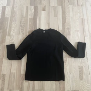 Stickad tröja - En fet stickad tröja i färgen svart, varan har inga defekter och är som ny. En stilren tröja som passar till vad som helst.                                    Kontakta vid minsta fråga eller fundering. 