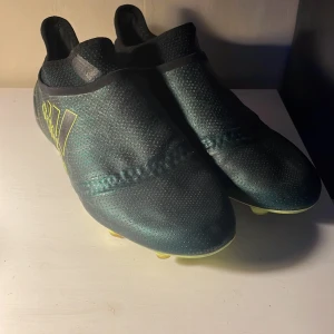 Fotbollsskor Adidas X 17+ - Säljer ett par Adidas skor som inte tillverkas längre. De är i bra skick med tanke på dess ålder. St 39 1/3, skriv vid funderingar. 