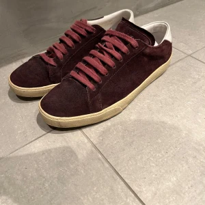 Saint Laurent - Tja! Säljer dessa Saint Laurent skorna. De är använda men i mycket bra skick, inga defekter alls. Sulan är lite gul men den ska va så, ser också gulare ut på bild. De är storlek 42 och passar perfekt som så. Hör av vid frågor!