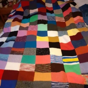 Stickad filt - Stickad filt täcker en 90 säng.. 