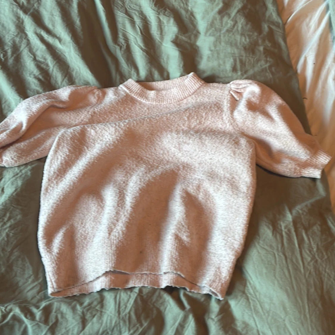 Ljusrosa stickad tröja med puffärm