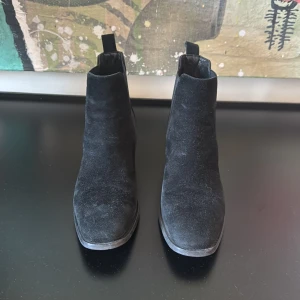 Svarta mocka boots från Pair, storlek 38💕 - Säljer ett par jättesnygga, svarta mocka boots från Pair! Skriv gärna om du är intresserad eller har förslag på pris💕💗