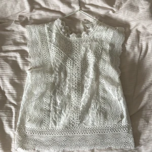 Vit spetsblus från ONLY - Säljer denna spetsblusen från only då den har hängt i min garderob ett tag utan användning!