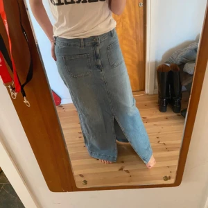 Ljusblå lång jeanskjol - Jättefin jeanskjol med fickor framtill frön Zara. Säljer då den tyvärr är för stor på mig. Bilderna är lånade men hör av dig om du vill ha egna!💕
