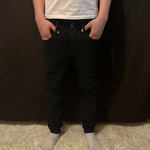 Jacob cohen jeans  - Tja vi säljer dessa par Jacob cohen jeans, dom är som ny har aldrig använt och nytt skick, skicka ett dm om du har nån fundering. Pris kan diskuteras 😁