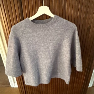 Blå Other stories tröja - Stickad tröja i bra skick och nästan aldrig använd !! Är öppen att sänka priset!!