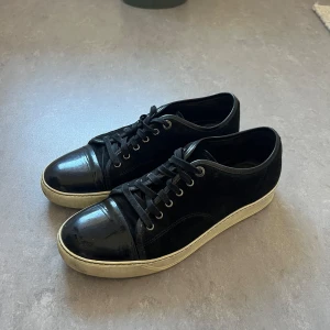 Lanvin Cap Toe - Storlek 42 - Säljer ett par Lanvin Cap Toe i storlek 8, motsvarar storlek 42 men passar mig som har mellan storlek 42-43. I använt men fint skick, lätt gulfärgad sula.