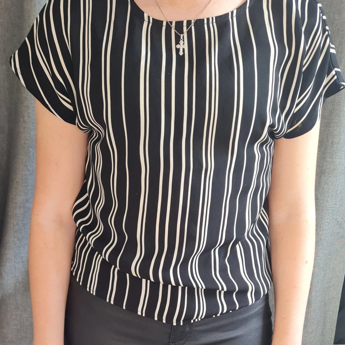 Svartvit randig blus från Lindex