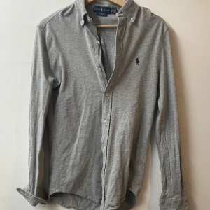 Ralph Lauren skjorta - Tja! Säljer denna feta Ralph Lauren skjorta för endast 399.  Den är i riktigt fint och jag kan gå ner i pris!💯💯 