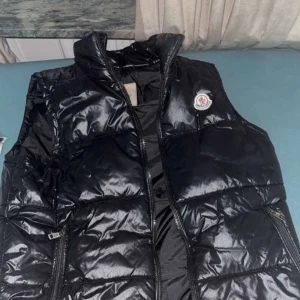 Äkta Moncler jacka - Äkta Moncler jacka, helt ny. Pris kan diskuteras.