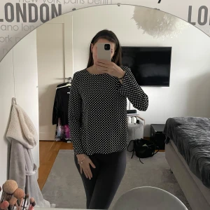 Prickig blus - Prickig blus från Zara i M. Väldigt tunn och skön, något längre i bak. Jättefint skick