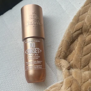 Sol de Janeiro Glow Oil  - Glow oil från Sol de Janeiro i nyansen Rio Sunset. Ger huden en skimrande, gyllene lyster med en lätt champagnefärg. Kommer i en pumpflaska med roséguldfärgat lock. Den har bara använts ett fåtal gånger, så skulle säga på ett ungefär att 75% är kvar.  Hör av dig vid intresse 🫶