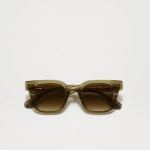 Chimi solglasögon  - Säljer ett par eleganta solglasögon från CHIMI Eyewear då de inte används, modell #04 i den snygga och trendiga färgen Ecru – perfekt för vår och sommar! De har blivit uttöjda så är lite större. Egna bilder privat, nypris 1400kr💗
