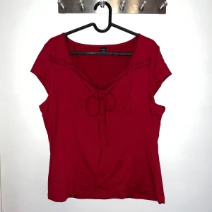 Röd topp med rosett  - HELT NY/ OANVÄND! 😍Ursnygg topp från SHEIN med söt rosett och spetsdetalj längst urringningen som påminner om Elena’s klädstil i The Vampire Diaries! Storleken passar (36/38) som är XXL enligt SHEIN. Fråga gärna vid funderingar! 🌹