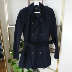 Trenchcoat  - Sparsamt använt + tvättad. Det enda att notera är att innerfickan lossnat lite, se sista bild.  ❗fler bilder på Vinted 