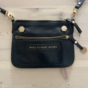Marc Jacobs Väska - Avtagbara axelband, så att den kan bli en clutch