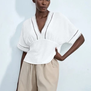 Vit v ringad blus - Supersöt blus, säljer då den va för stor. Andvänd en gång och nypris är 130kr