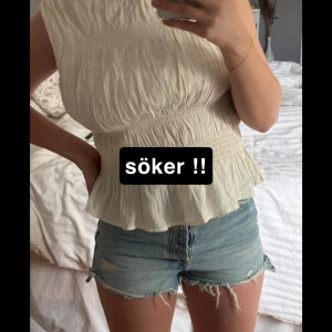 SÖKER denna vita smockade blus med volang från H&M - pris kan diskuteras, meddela ni säljer 💘🙏🏼 storlek XXS-S