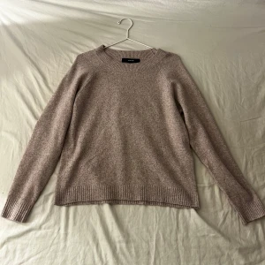 Ljus rosa stickad tröja från Vero Moda - Ljusrosa stickad tröja från Vero Moda i storlek M