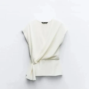 Vit Zara topp - Säljer min zara topp som inte säljs längre  då jag inte använder den. Prislappen är av men tröjan har inte användts så den är i nyskick. Man kan justera storleken 