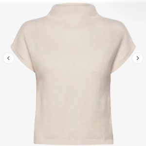 Beige croppad polotopp - Säljer en stilren beige croppad polotopp med korta ärmar. Perfekt att matcha med både jeans och kjol för en trendig look. Mjuk och skön känsla, enkel att styla till olika outfits. 