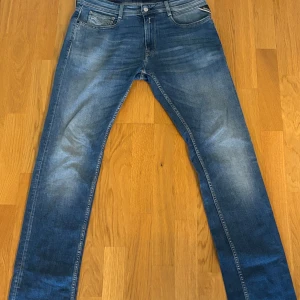 Replay jeans  - Säljer ett par blå jeans från Replay, modell Rocco. Mycket bra skick