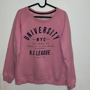 Rosa sweatshirt  - En mysig rosa sweatshirt från Gina Tricot som har rund halsringning och långa ärmar. Går att strykas! 🌸