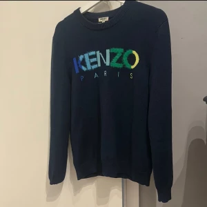 Ovanlig stickad tröja från Kenzo - . Tröjan köptes för 2700kr på Johnells, den är i storlek Medium och har normal passform. Tröjan är ganska svår att få tag i för de har slutat sälja den överallt nästan. Den är knappt använd, mest varit i garderoben så den är i väldigt bra skick, nästintil nyskick. 
