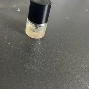 Nagellack top coat från lindex - Säljer ett topcoat tikk nagellack. Använd mycket.