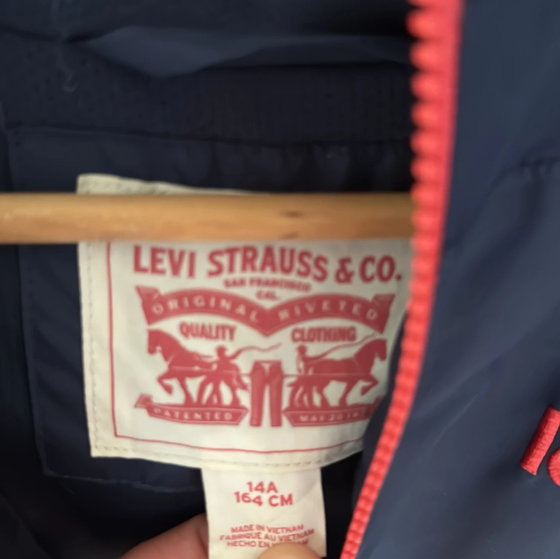 Blå vindjacka med röda detaljer från Levi's - 1