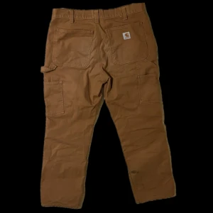 Bruna Carpenters från Carhartt - Säljer ett par klassiska bruna ”carpenters” från Carhartt, storlek 32x30 ”relaxed fit”. Byxorna har hammarögla på sidan och är tillverkade i slitstark bomull. Byxorna har tyvärr cykel olja vid botten av högra benet, därav det låga priset 