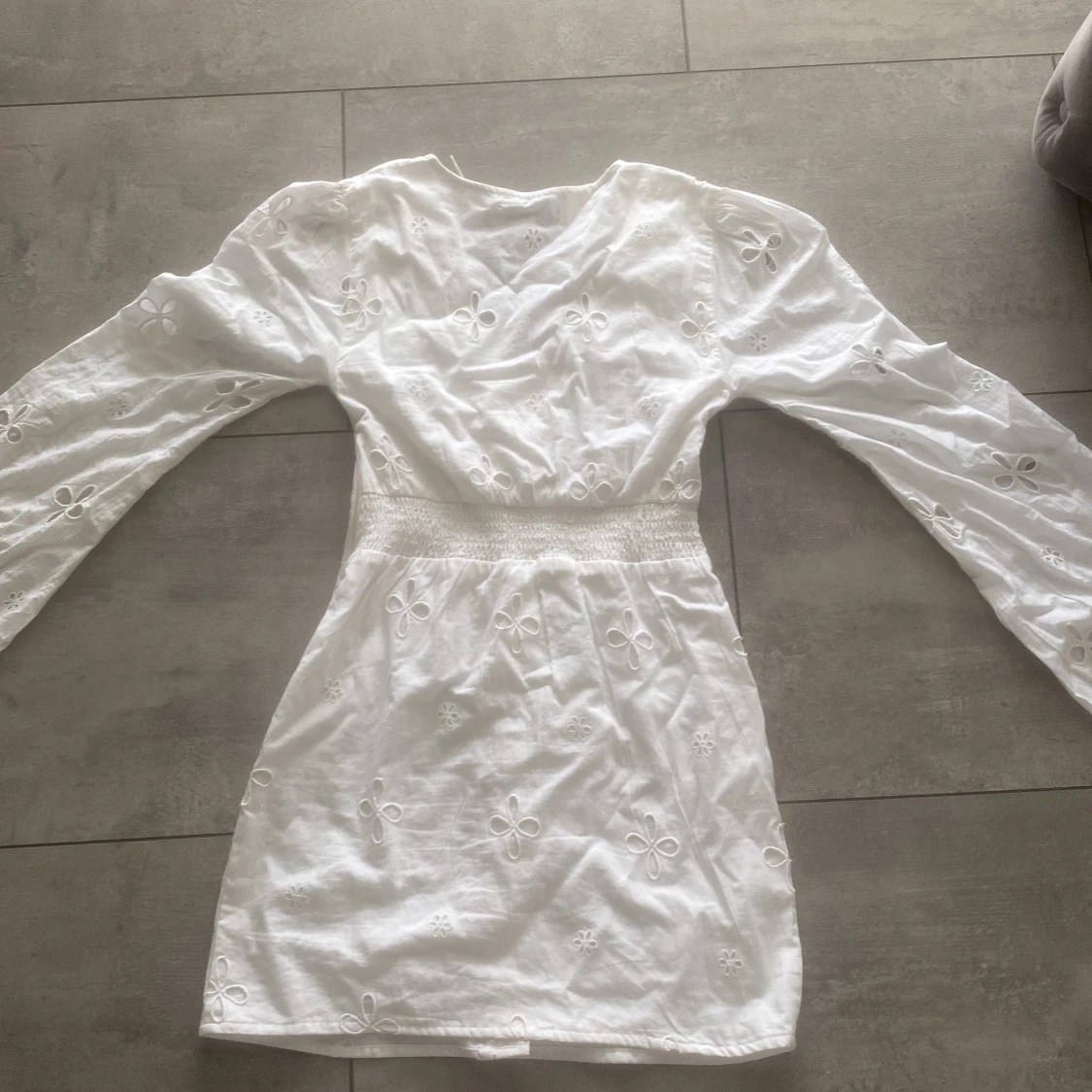 Vit broderad klänning från NA-KD. - 3