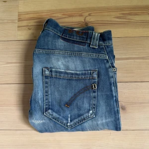 Dondup George jeans - Skick 9/10! | storlek w31 fits 30 | nypris 4000kr vårt pris 699! | jeansen är destroyed från fabrik vilket är sjukt populärt | modellen är 180cm | kontakta gärna vid frågor eller fler bilder🙌