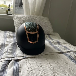 Ridhjälm CRW - Säljer denna fina hjälm med rosé och glitter  då den inte kommer att komma till användning mer. Har haft den i ca 2 år. Små repor, men som knappt märks. Inte tappad. Ramlat av en gång med då landade jag bara på rumpan. Bra skick. Stl S 53-55. Använd många gånger.