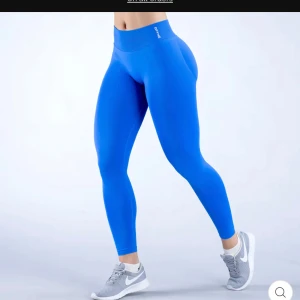 Blå träningstights från dfyne - Säljer dessa impact tights från dfyne i storlek S, helt oanvända med förpackningen kvar