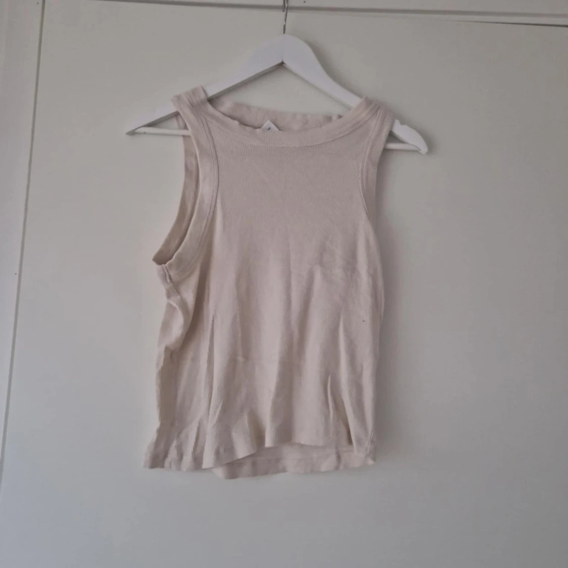 Beige ärmlös linnetopp