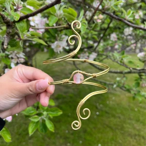 Armcuff  - Går att välja vilken färg på pärlan som du vill ha🤗