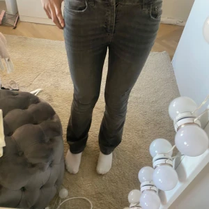 Grå jeans från Gina Tricot - Säljer ett par grå jeans från Gina Tricot i storlek 152. Jeansen har klassisk femficksdesign, normal passform och raka ben. Perfekta för dig som gillar en enkel och stilren look.Jeansen har dock en liten fläck på framsidan av låret men den kan man tvätta bort.