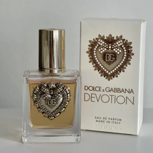 Dolce&Gabbana Devotion - Obs! Köpt här på Plick, inget köpbevis. Säljer då jag inte tycker den håller samma kvalitet som min förra. Därav billigt pris. Använt ca 15cl av 50cl. 