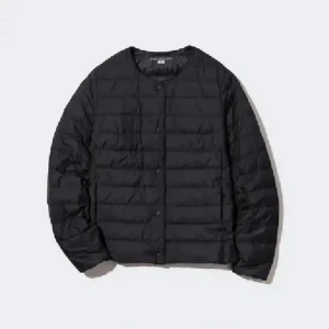 Svart lättviktsjacka från Uniqlo - Säljer en svart, tunn och lätt dunjacka från Uniqlo. Jackan har rund halsringning, knäppning framtill med tryckknappar. Ord pris 750