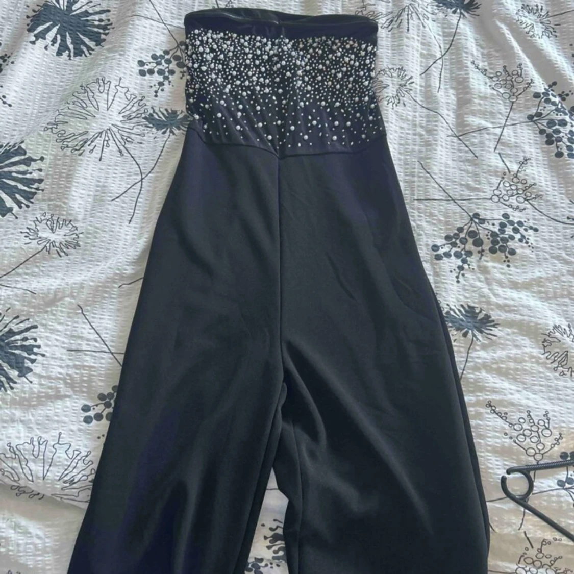 Svart byxdress med pärldetaljer