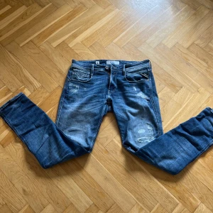 Blå Replay jeans med slitningar - Säljer ett par blå Replay jeans väldigt snygga och passar väldigt bra och är väldigt snygga dom passar också 28 29 30 i midjan säljer dom för har ingen användning av dom 