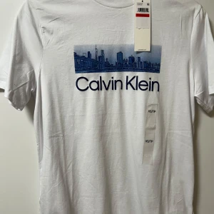 Calvin Klein t shirt  - Denna fina vita sommar t shirten har inte använts en ända gång och har sin lapp kvar. Dem skulle passa perfekt till sommaren 