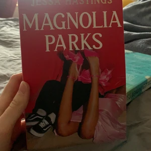 Magnolia Parks - Bok i nyskick, köpt för ca 150kr. Pris går att diskutera och de blir billigare om du köper fler❣️
