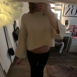 Tröja  - Säljer denna populära tröjan från Zara. I jätte fint sick endast testad