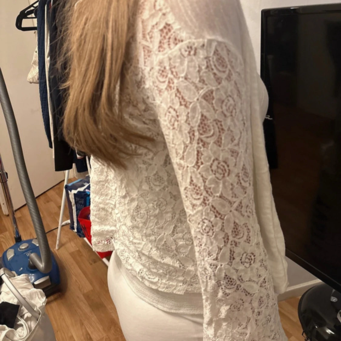 Vit spetskofta med långa ärmar - 1