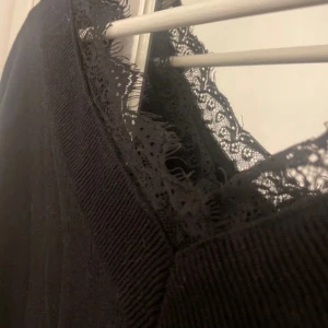 Spets tröja - Säljer en svart långärmad tröja med snygg spetskant vid v-ringningen. Tröjan har en klassisk passform och är perfekt för dig som gillar stilrena detaljer. Superfin att matcha med både jeans och kjol. Passar som M. Bara postnord. KAN GÄRNA SÄNKA PRISET