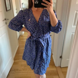 Sommarklänning - Knälång klänning i blått och vitt mönster med band som knytes i midjan 💌 Materialet känns skönt och luftigt 🌞 Klänningen är i fint skick förutom att några trådar rispats, se sista bilderna!